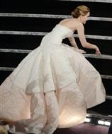Jennifer Lawrence Falls During Oscar Awards [VIDEO]